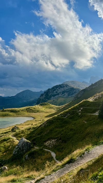 Path along the tarn with peaks in the distance