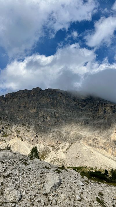 Sheer Dolomite wall and a Museo Guerra 1914/18 sign